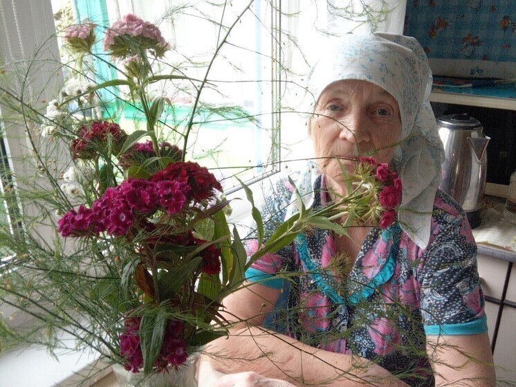Социальные работники Вельска подарили пожилым людям «Букет для души»