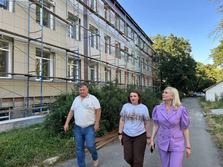 Министр образования Ставрополья проверила капремонт школ Ессентуков