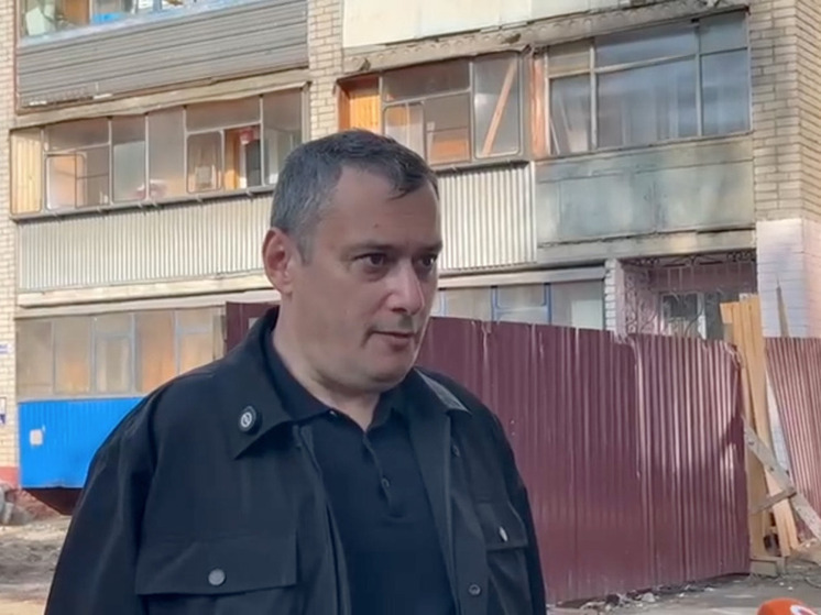 Первый жилой дом, расположенный по адресу Веспремская, 1, подвергся наиболее серьезным повреждениям в результате недавней атаки. Удар привел к образованию пробоины в капитальной стене, обрушению перекрытий и несущих конструкций лоджий, а также к разрушению перегородок внутри помещений. В результате происшествия были выбиты стекла в окнах, повреждены дверные коробки, а также произошел пожар, который, в свою очередь, вызвал затопление как квартир, так и подъездов.