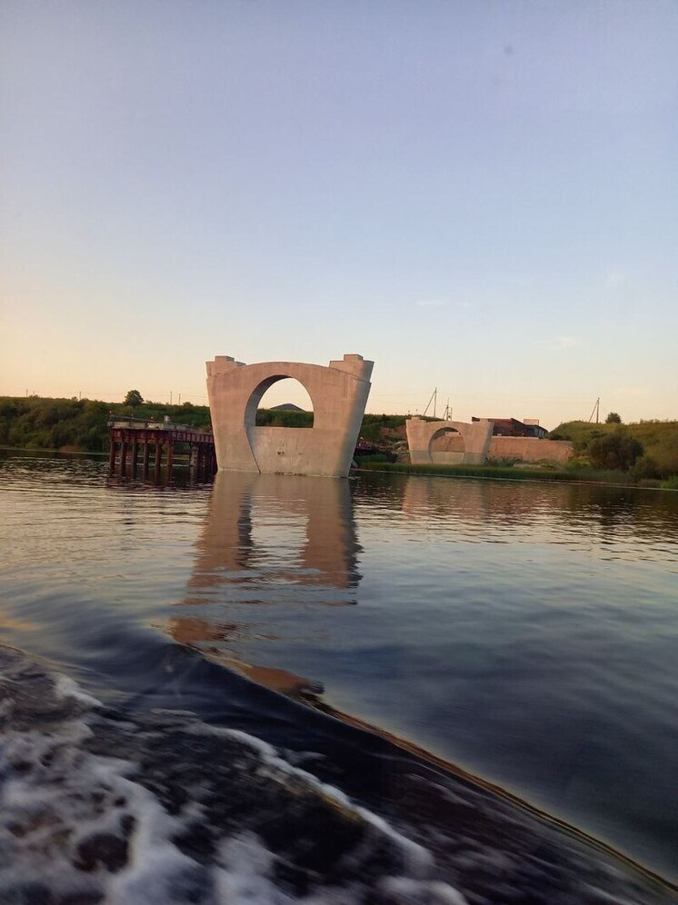 Красоту опор Северного моста показали  с «Речного дельфина»