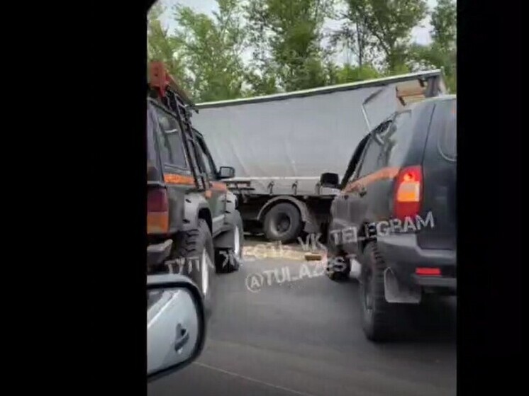Под Тулой рухнувшую в кювет фуру вытягивали внедорожниками