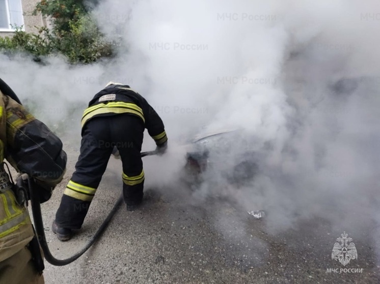 Lada Vesta сгорела на Уралмаше в Екатеринбурге