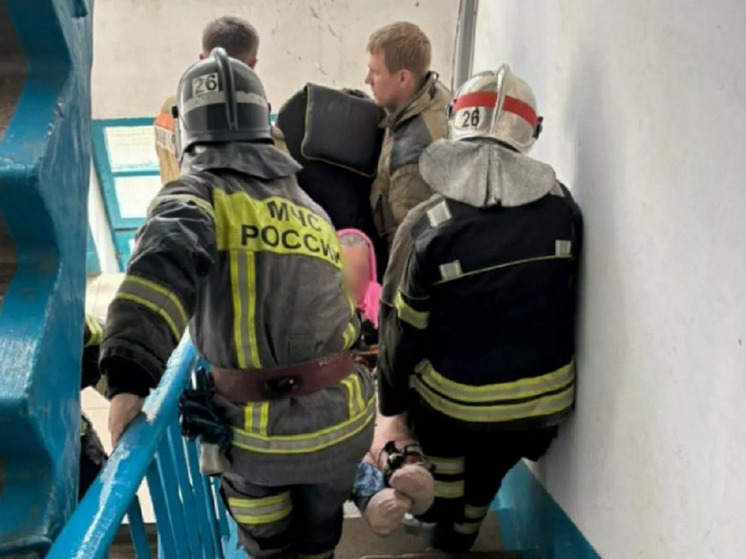 Пожарные Новоалтайска помогли медикам вынести пенсионерку на носилках