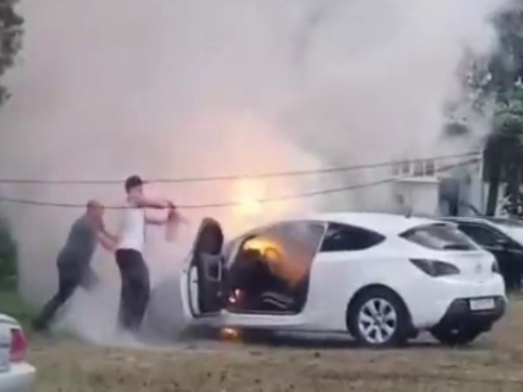В Коломенском округе сгорел припаркованный у дома автомобиль