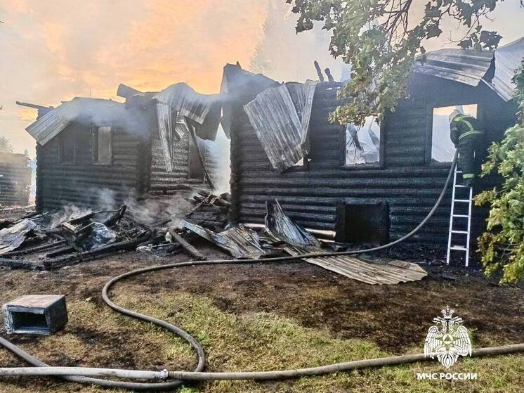 Из-за неисправной проводки в Тверской области сгорел деревянный дом