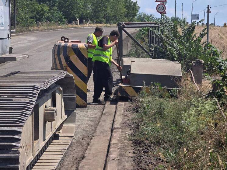 Ямал восстанавливает разрушенный путепровод в Волновахе