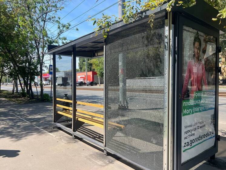 В Заводском районе вандалы разбили стёкла в двух остановочных павильонах