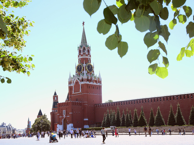 «Где проходит граница между коммунизмом и развитым социализмом? Ответ: их разделяет кремлевская стена»
