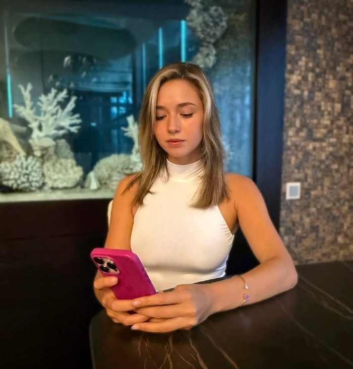 Primer plano del nuevo look de Kamila Valieva