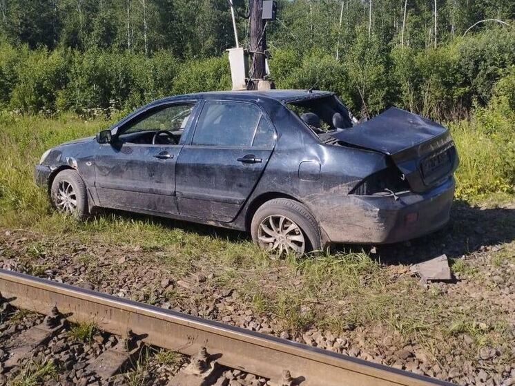 В Киришском районе служебный электропоезд столкнулся с автомобилем на переезде
