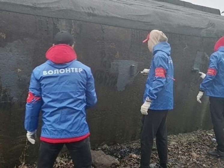 В Курске на Резиновой и Черняховского убрали запрещенные надписи