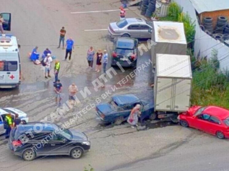 В ДТП 4 машин около рынка "Южный" в Туле пострадала женщина-пешеход