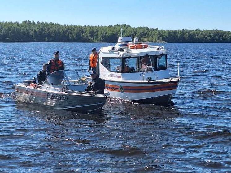 Спасатели ищут потерявшуюся группу туристов в Белом море