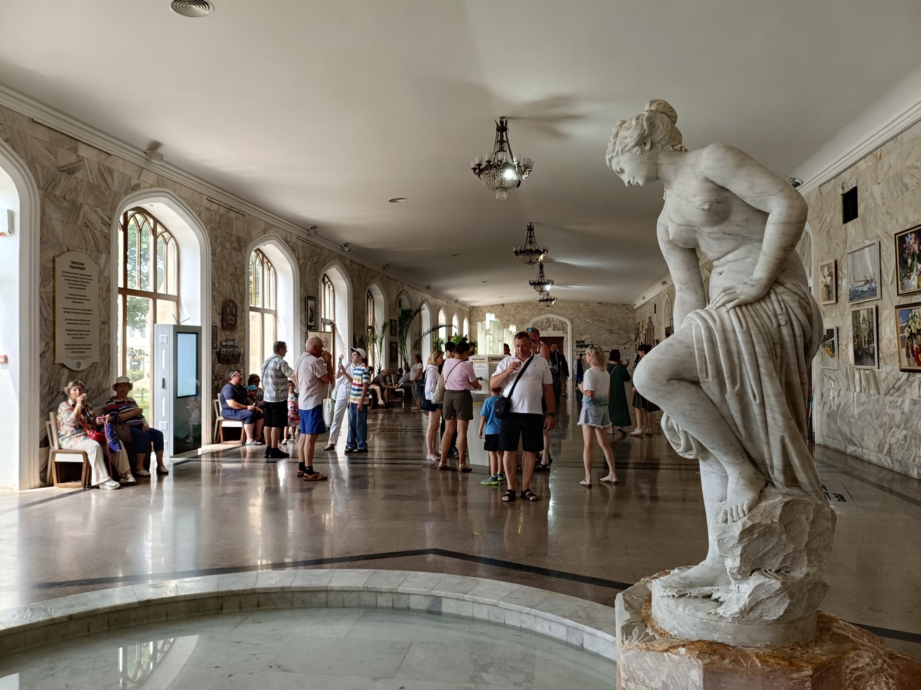 Interior de la Galería Narzán con surtidores
