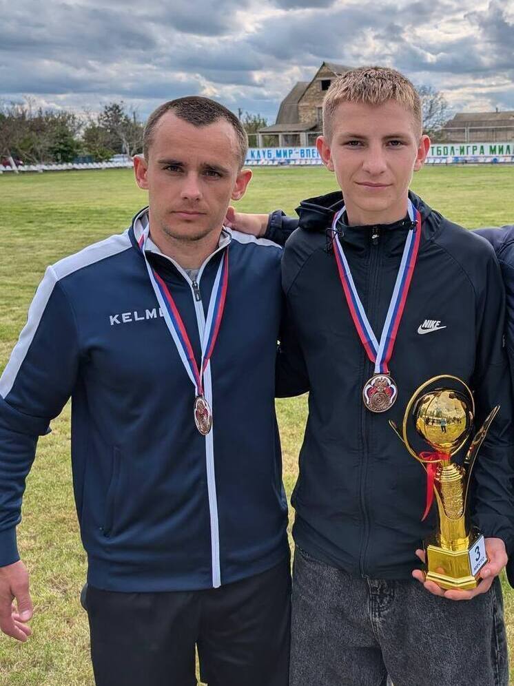 Два юных херсонца играют на футбольном чемпионате в Евпатории