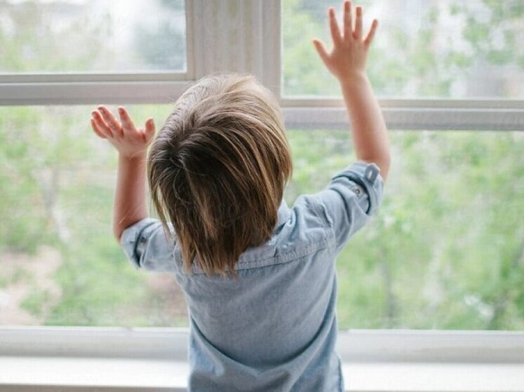 В Нефтекамске двухлетний ребенок выпал из окна с четвертого этажа