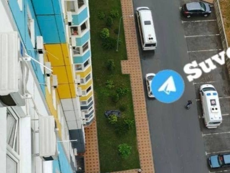 В Ростове молодой парень выпал из окна многоэтажки на Суворовском