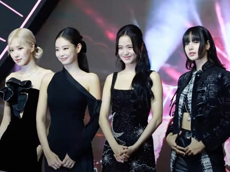 Кей-поп группа BlackPink, будто в пику долгожданному реюниону BTS – своих основных соперников на корейской сцене, тоже объединилась в студии