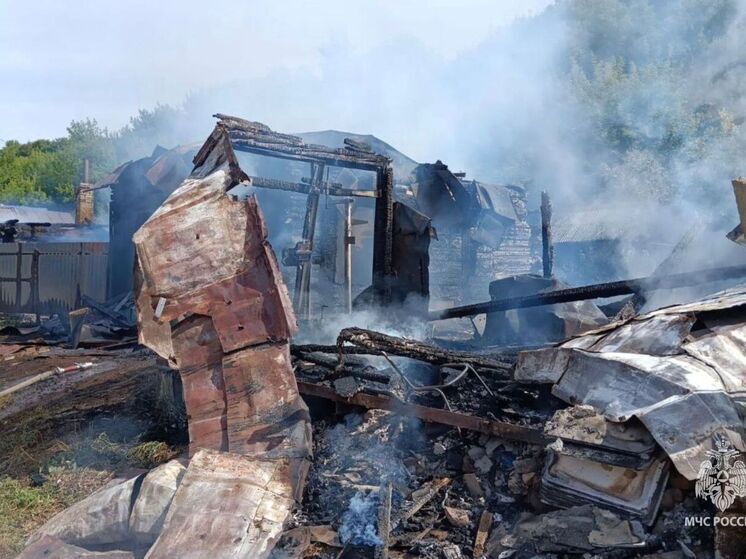 Во время пожара в Бирске повреждены два дома, один человек пострадал