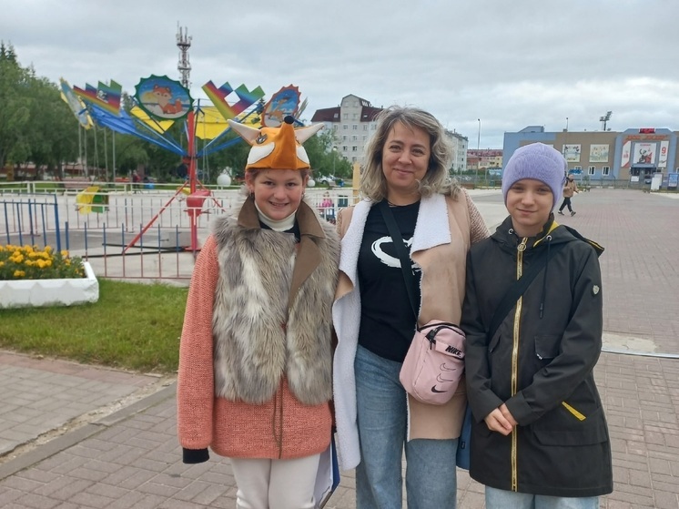 Волонтер прошел по центру Нарьян-Мара в маске лисёнка