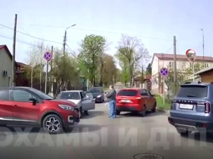 Авария легковушек на перекрестке в Туле попала на камеру регистратора