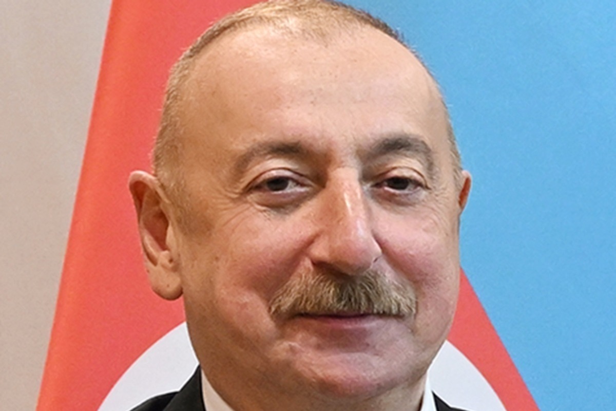Алиев принял от украинской журналистки шевроны бойцов ВСУ и попросил «продолжать так же»