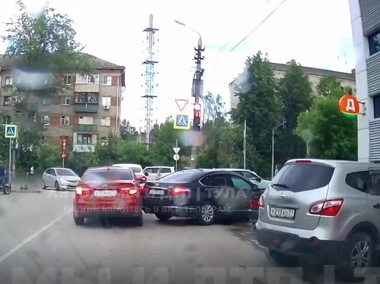 В Туле около "Дикси" черный "Ниссан" задним ходом врезал "Киа"