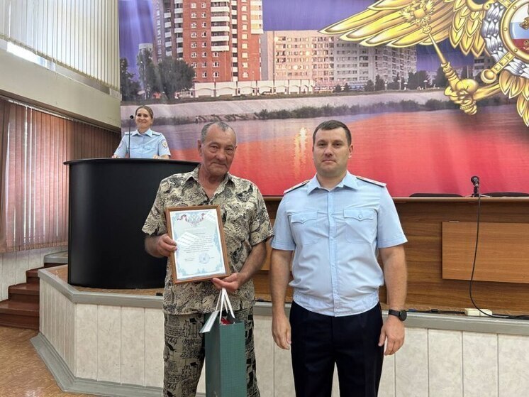 В Зеленогорске пенсионер вернул незнакомке деньги, забытые в банкомате