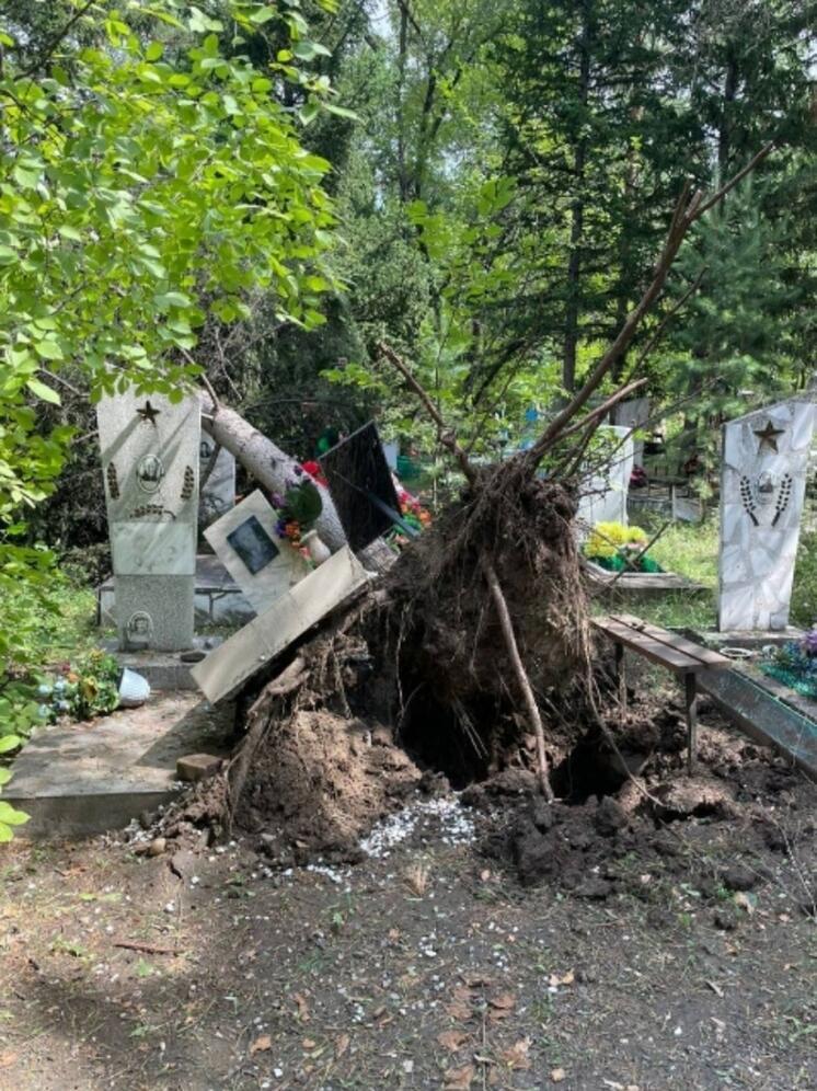 Шторм разметал кладбище в Абакане