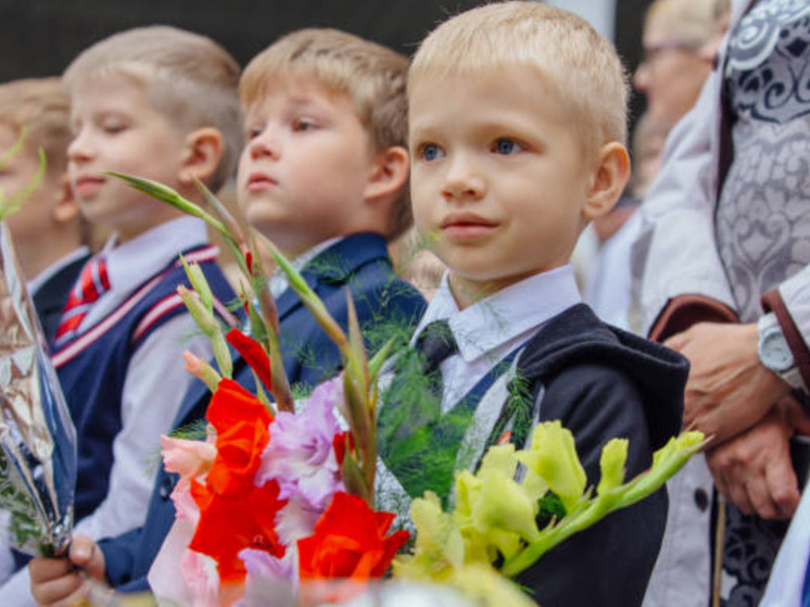 Псковичам напомнили про возможность записи детей в школу с помощью Госуслуг