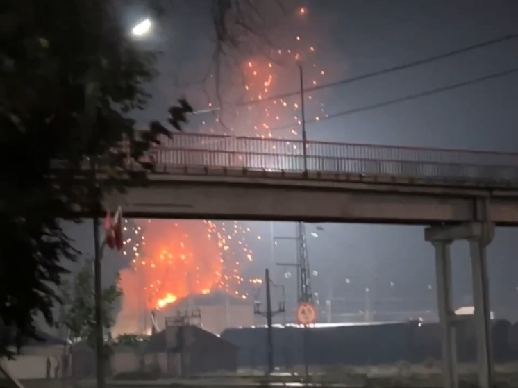 Кровля ж/д вокзала вспыхнуло после атаки БПЛА в поселке Каменоломни