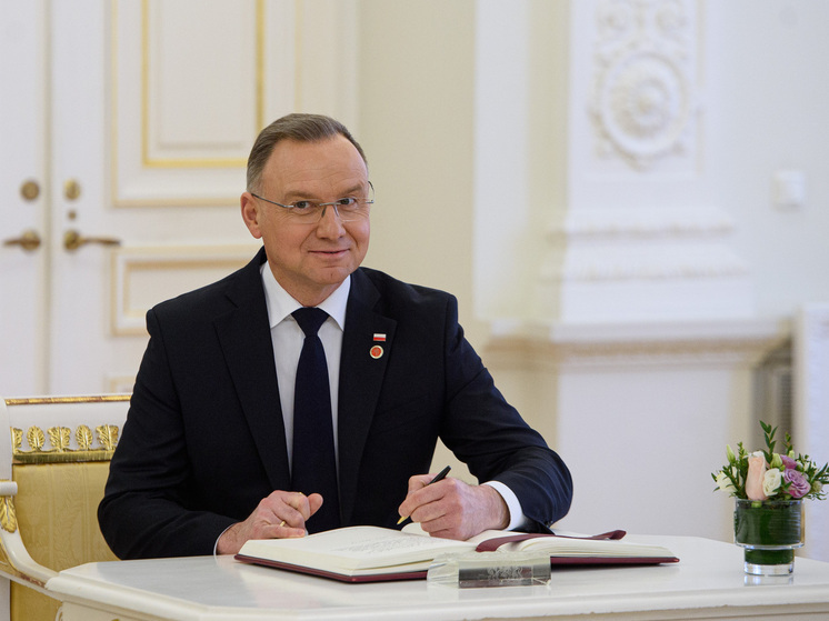 Президент Польши Дуда упал с доски для серфинга, пытаясь показать журналистам свое мастерство