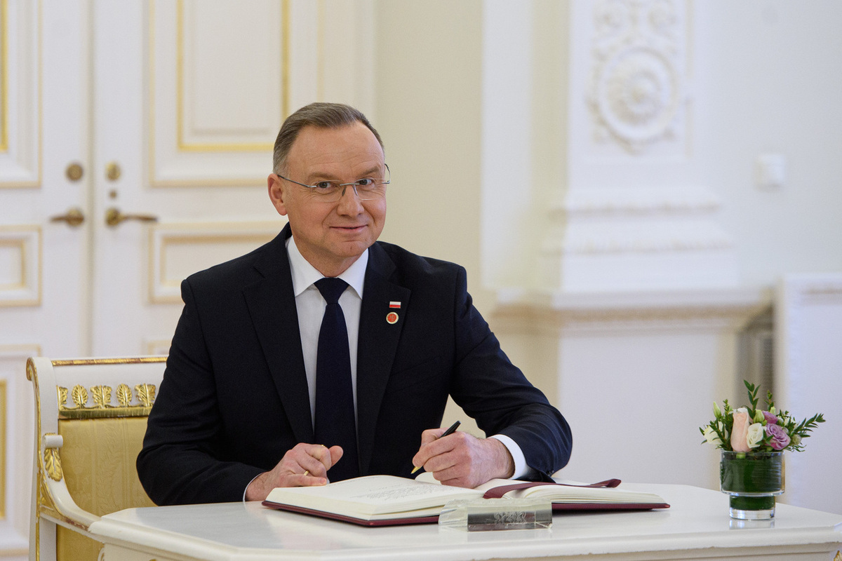 Президент Польши Дуда упал с доски для серфинга, пытаясь показать журналистом свое мастерство