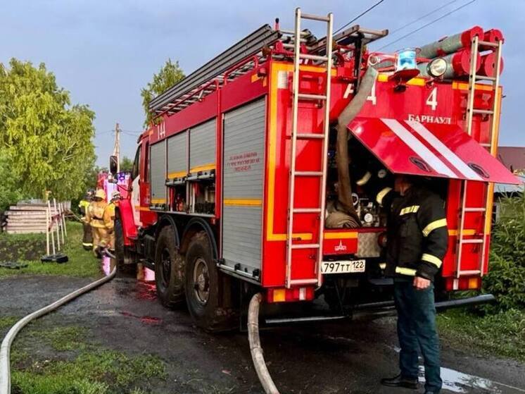 В алтайском селе сгорело 40 «квадратов» хозяйственной постройки