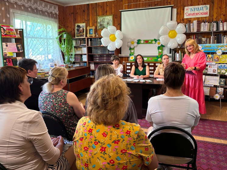 В читальном зале центральной библиотеки Угранского муниципального округа состоялся круглый стол «Важно знать»