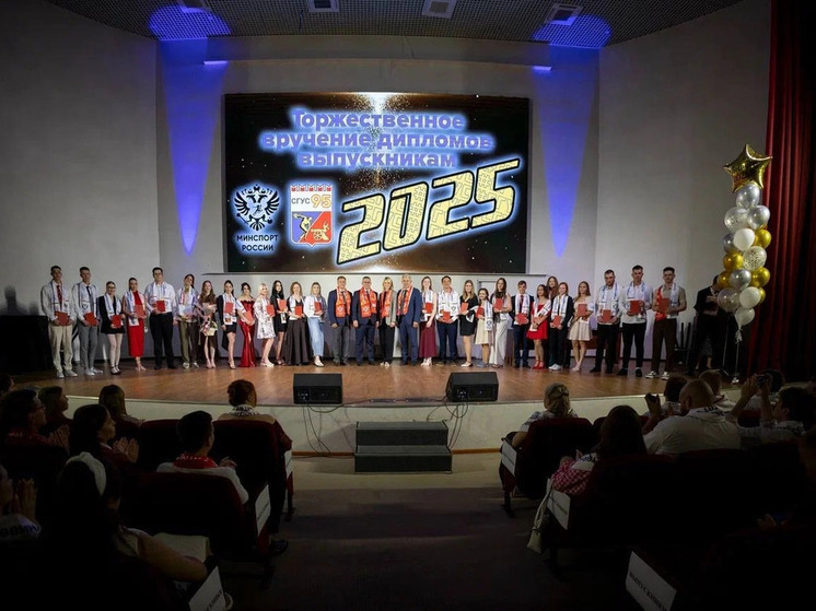 В стенах Смоленского государственного университета спорта Глава города Александр Новиков вручил дипломы выпускникам факультета физической культуры