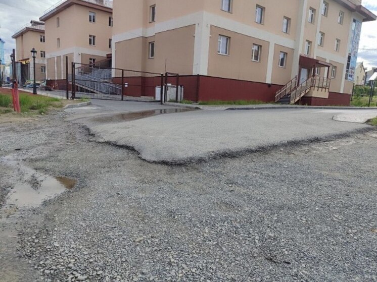 Крутой перепад дороги в Аксарке сгладили после вмешательства прокуратуры