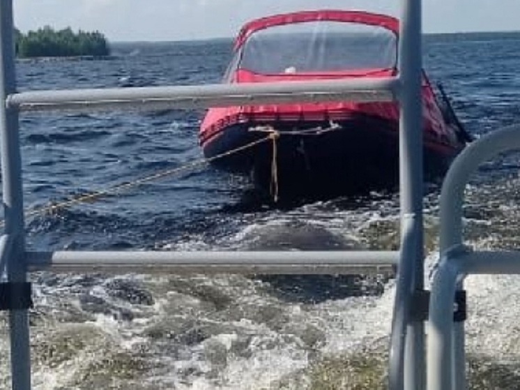 Двум взрослых и детям понадобилась помощь спасателей на карельском озере
