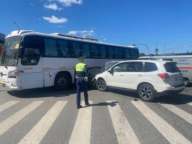 В Первоуральске автомобиль «Субару» врезался в автобус «Киа»