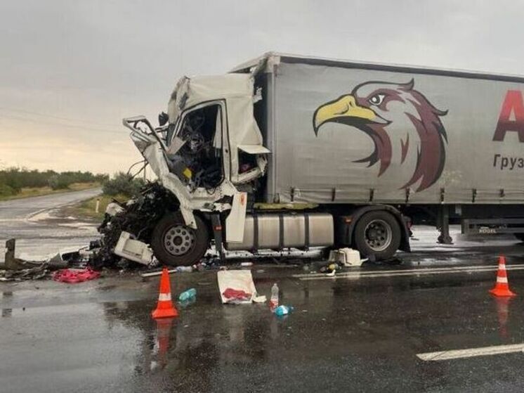 Грузовик остался без половины кабины после ДТП с фурой в Волгоградской области