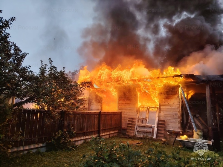Сильный пожар в Боровском районе уничтожил жилой дом