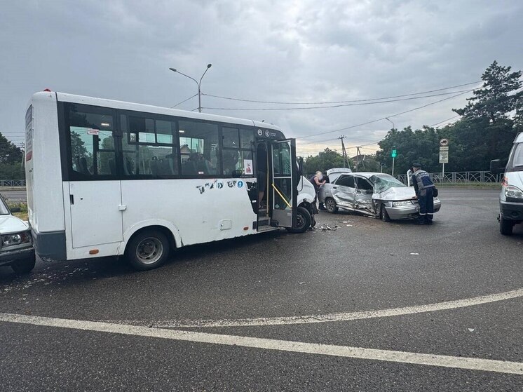 В Ставрополе два человека пострадали в тройном ДТП