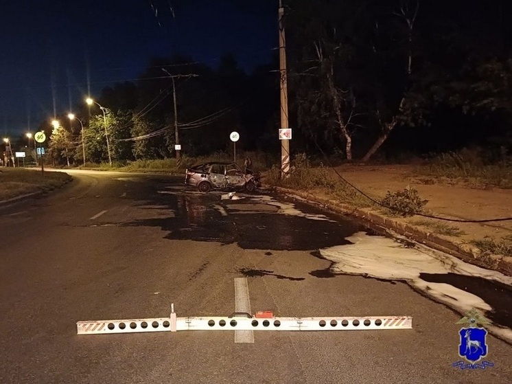 Под Самарой «гранта» с 27-летним водителем загорелась при аварии со столбом
