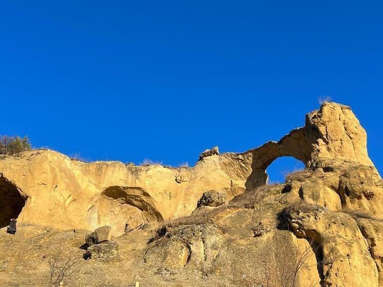 На Ставрополье волонтеры очистили от надписей и загрязнений два горных памятника природы