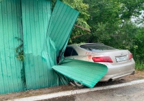 Страшная авария потрясла жителей Лесозаводска: 24-летний мужчина, находившийся за рулем Toyota Camry в состоянии алкогольного опьянения и не имевший водительских прав, не справился с управлением и на полной скорости врезался в забор