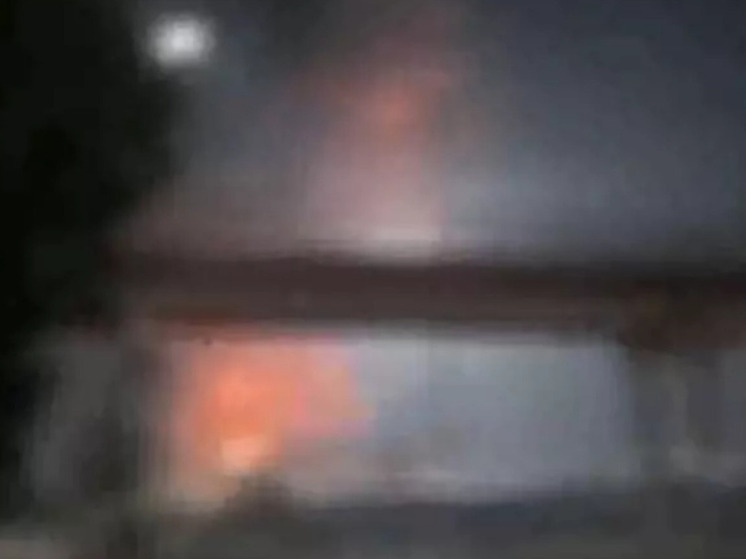 Кровля ж/д вокзала вспыхнула после атаки БПЛА в поселке Каменоломни