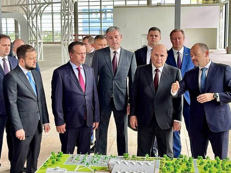 Благовещенск встречает премьера аккуратной плиткой, пустыми дорожками и видом на китайский Хэйхэ — как в витрину. Пока с той стороны — небоскребы и шум, с нашей — стройка, флагшток и амурский ветер. Михаил Мишустин прилетел, чтобы увидеть, как край превращают в хаб, точку пересечения и окно в соседнюю державу. Здесь все почти готово