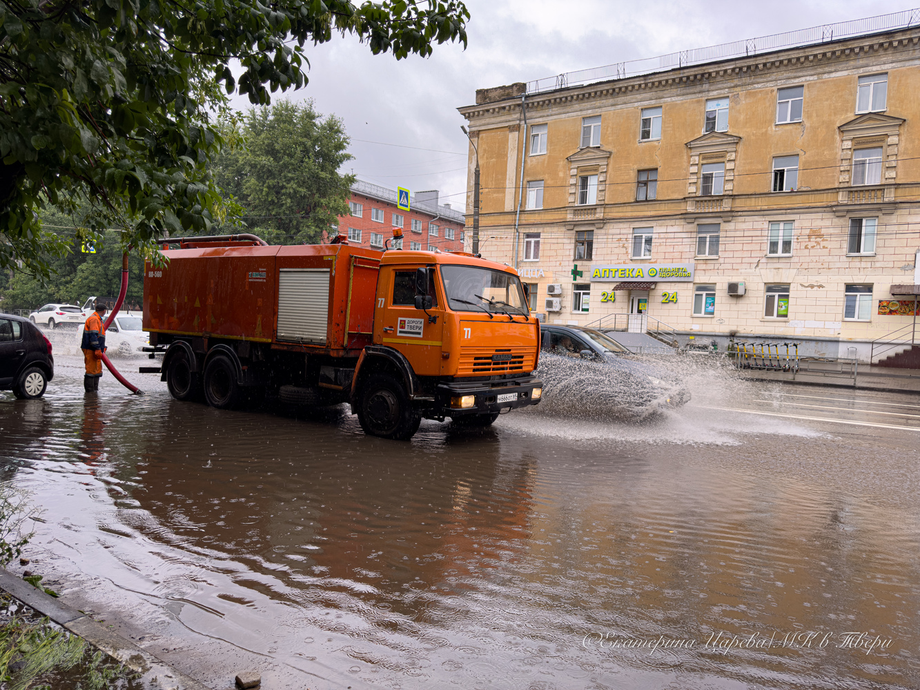 По щиколотку в воде: Тверь затопило после продолжительных ливней