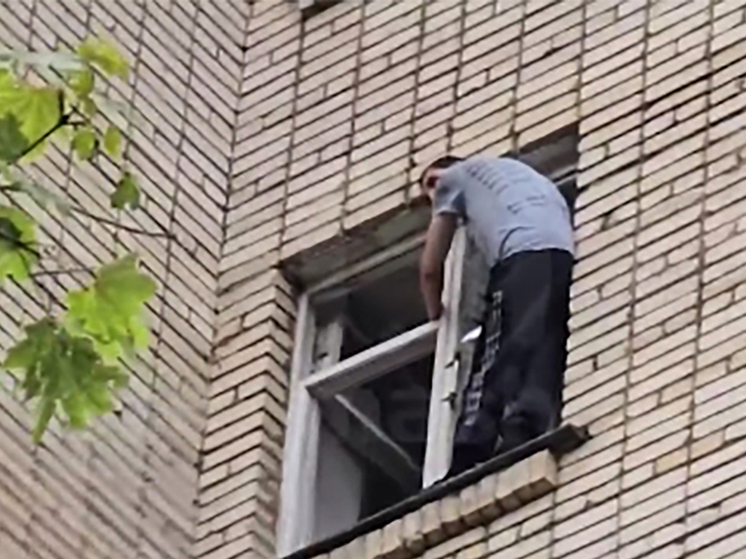 В Обнинске влюбленный мужчина вцепился в карниз, не желая покидать город
