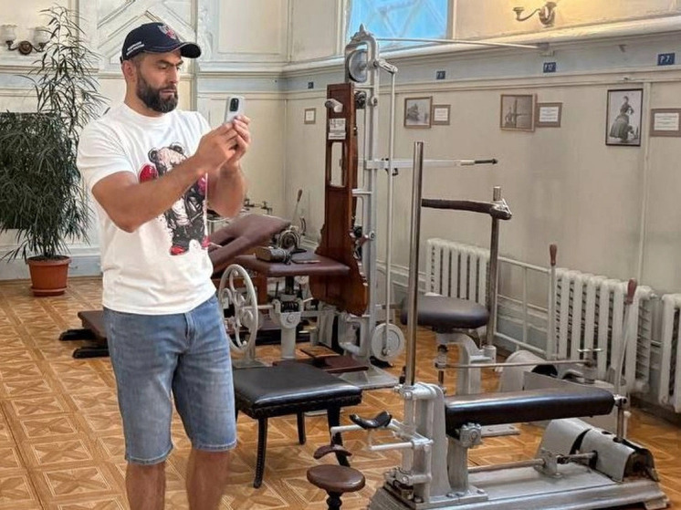 Глава Ессентуков организовал экскурсию в старейший тренажёрный зал России для именитых спортсменов Камила Гаджиева и Рахима Чахкиева